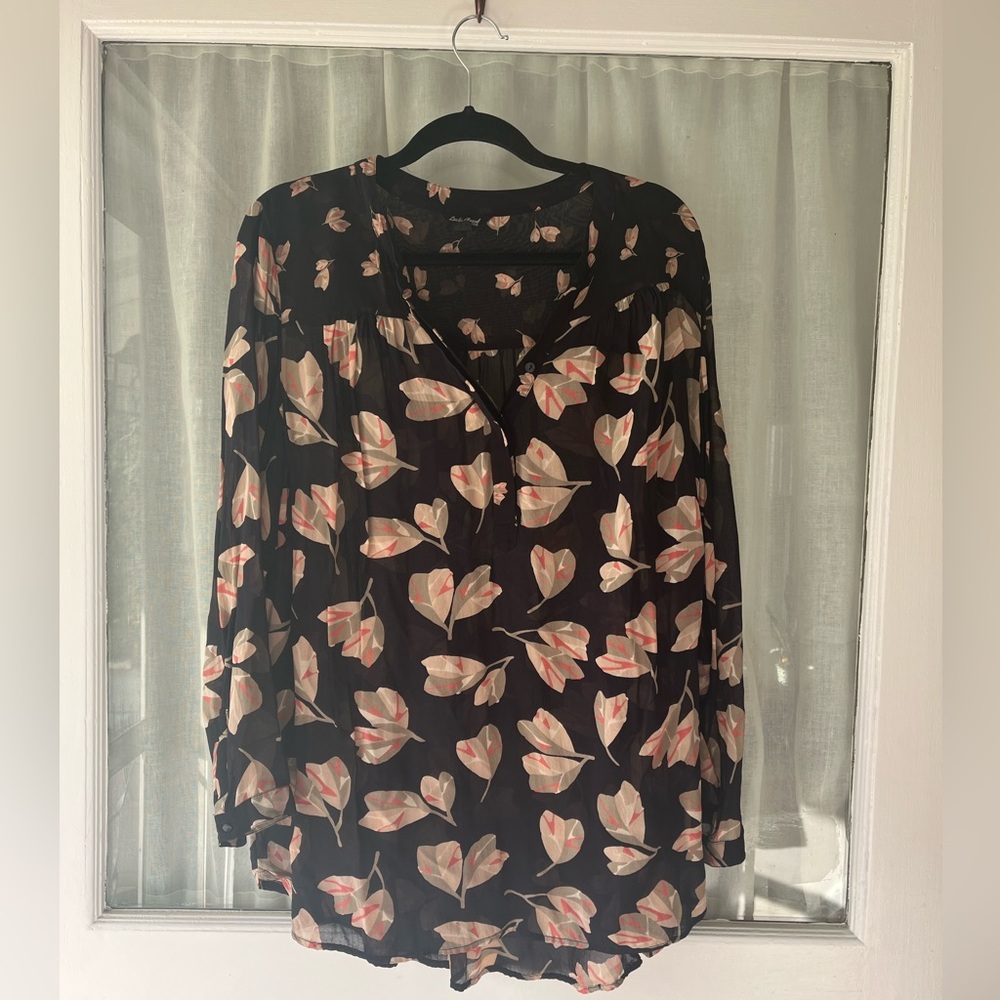 Lucky Brand Sz 2X Black Floral Dip Hem Blouse with Cream & Pink Petal Print